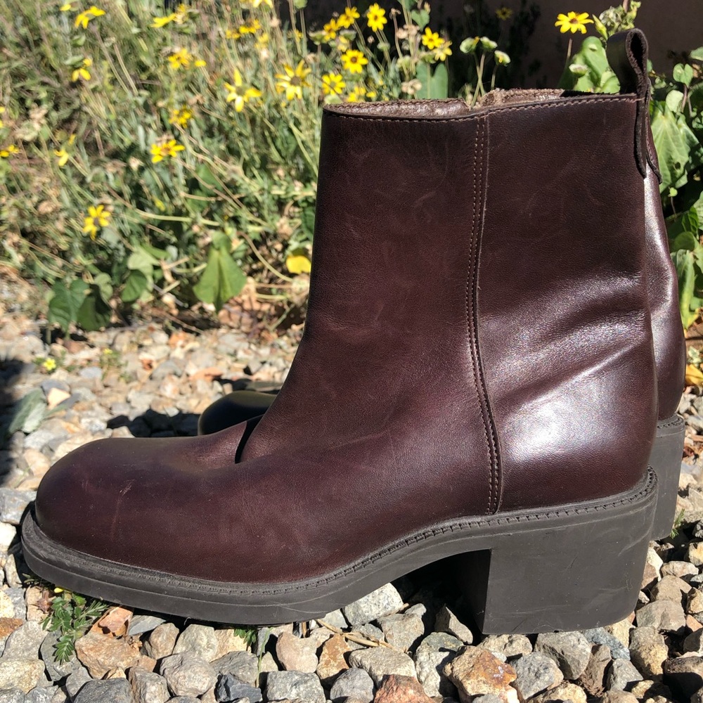Chunky 90’s esthetic leather boots
